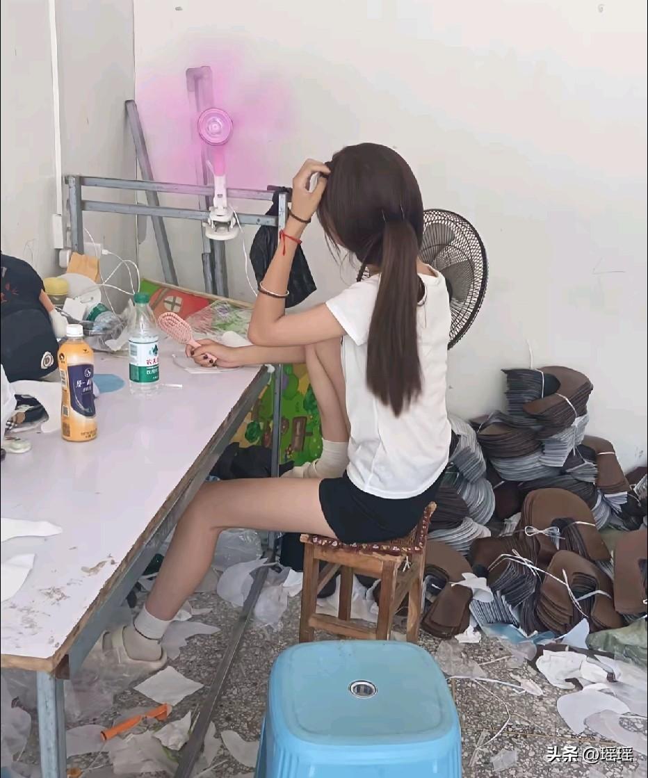 明明可以靠颜值，却跑厂里来打工