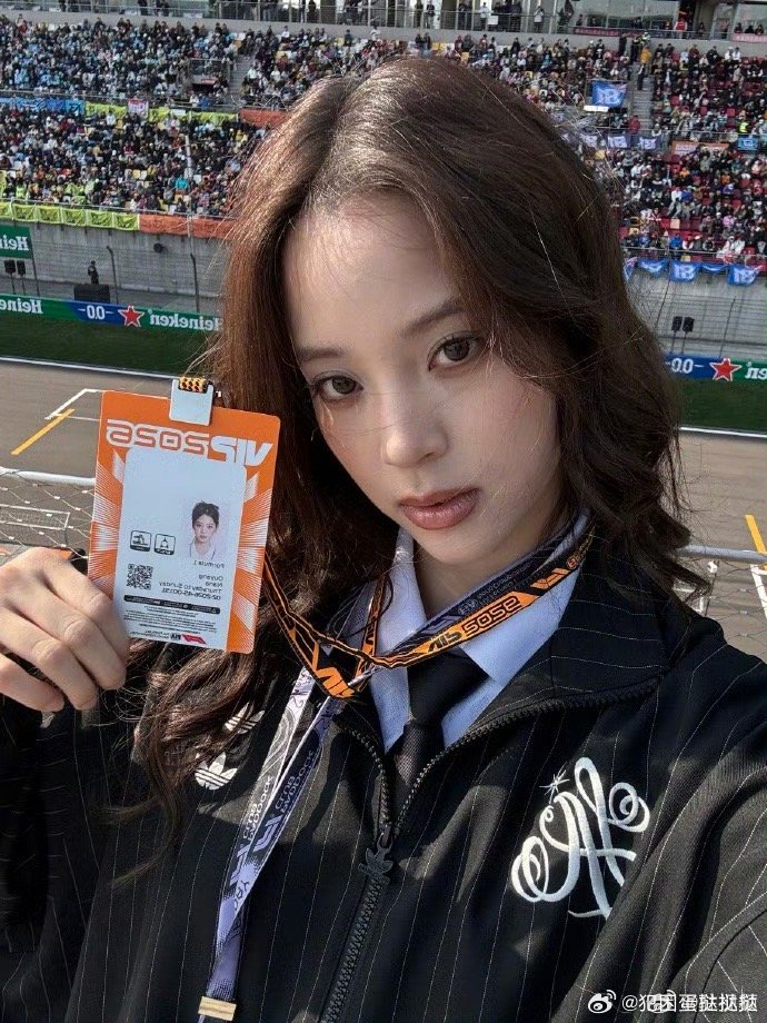 欧阳娜娜F1plog欧阳娜娜牛仔套装F1上海站围场时髦暴击！娜比的plog太出圈