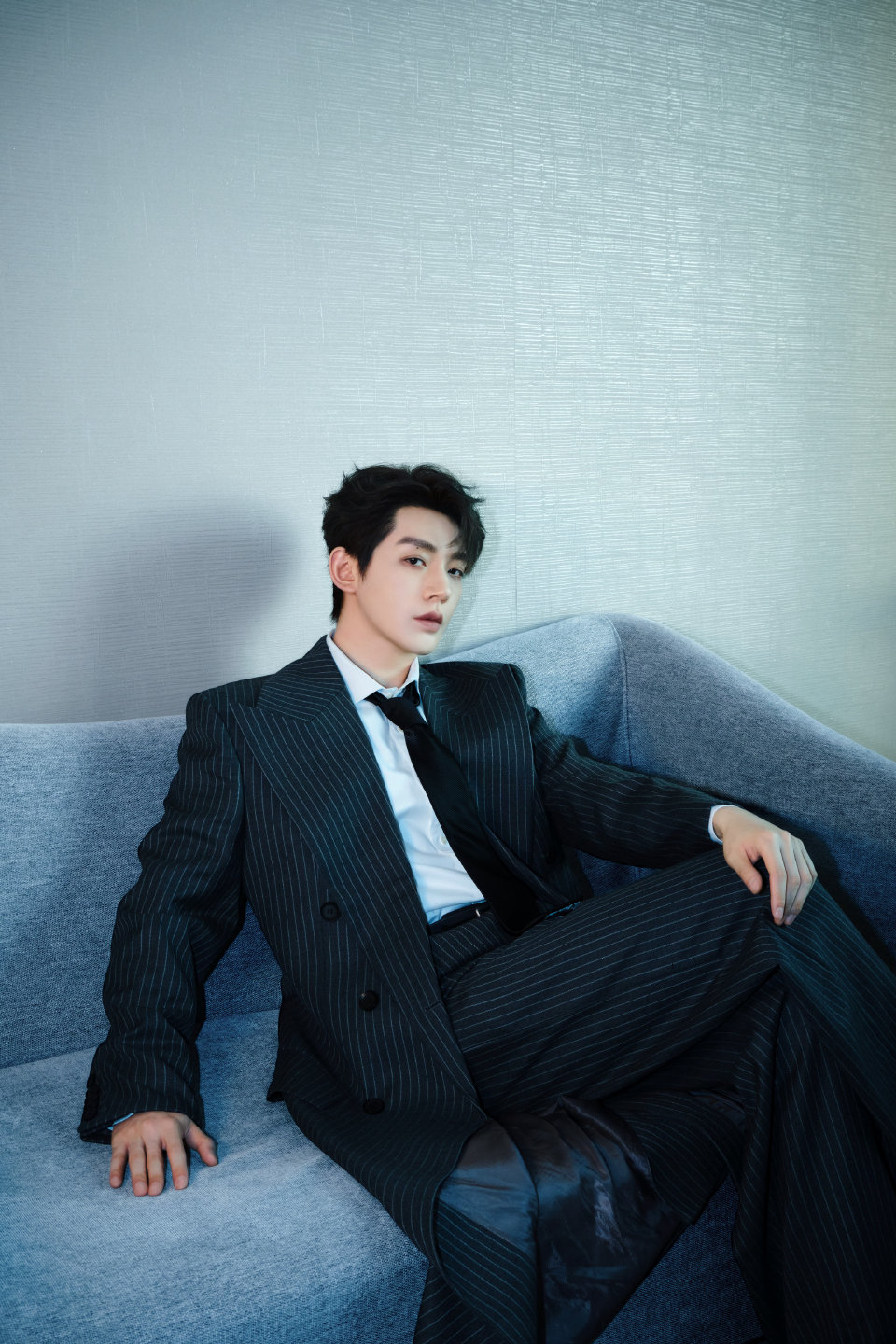 邓为央视跨年演唱会出图，帅就是轻轻松松，好儒雅啊 