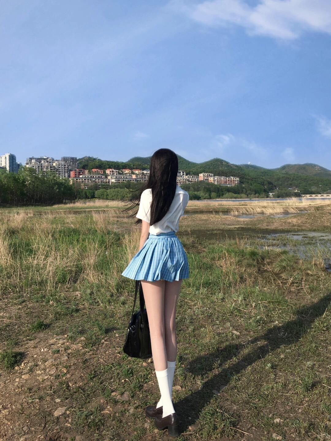 少女感爆满，完美身材


日常穿搭ootd
谁懂啊！蓝白配色一穿，直接魂穿青春剧