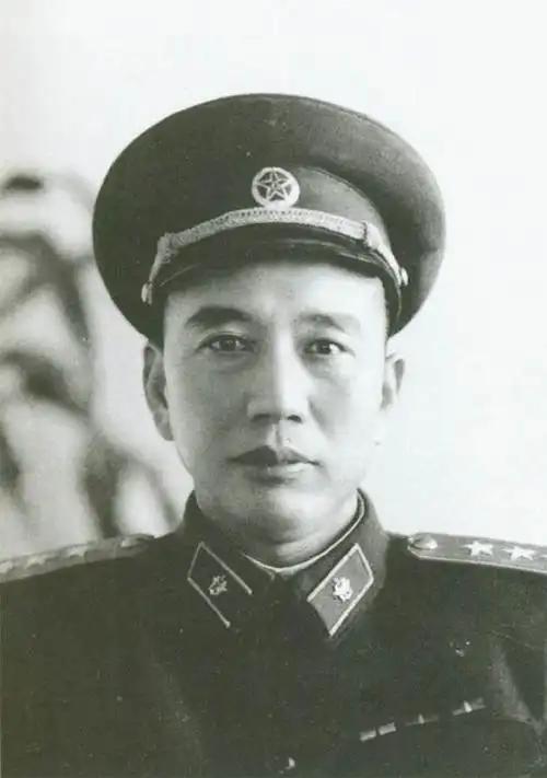 1955年，铁道兵司令王震收到了妹妹的一封信。

妹妹在信里写：哥，你当了上将，