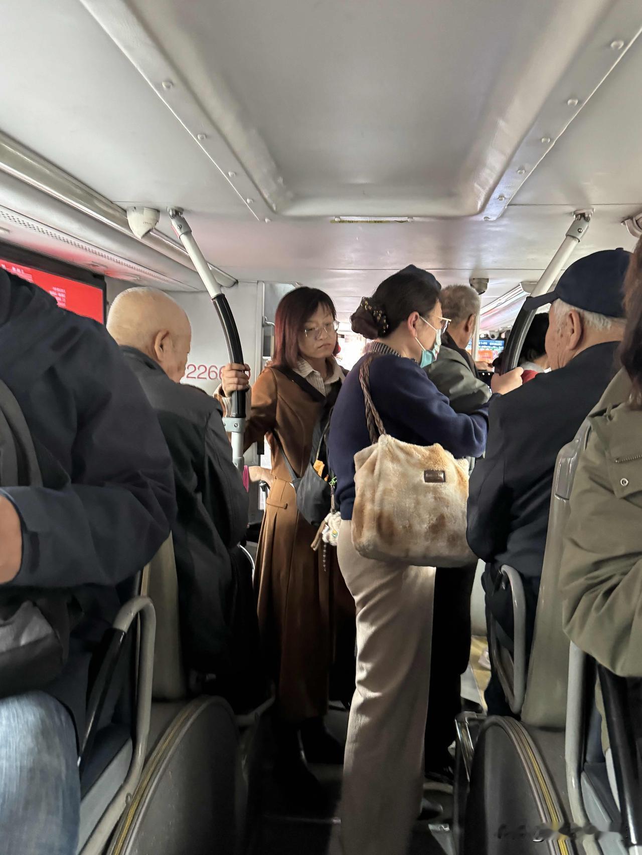 小姑子昨天从老家来北京看姑娘，今天上午电话告诉我：嫂子给你报个到，我来北京了。