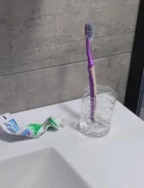 有个女孩说：“第一次来男友家过夜，看见他家过得这么穷，瞬间想和他分手了”[抠鼻]