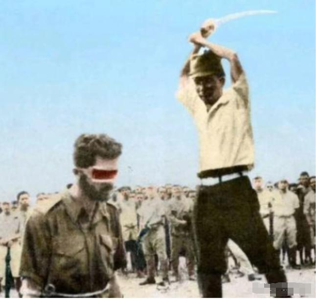 1943年，日军砍掉了一个澳大利亚男人的脑袋，为了炫耀还专门拍下了这张照片，之后