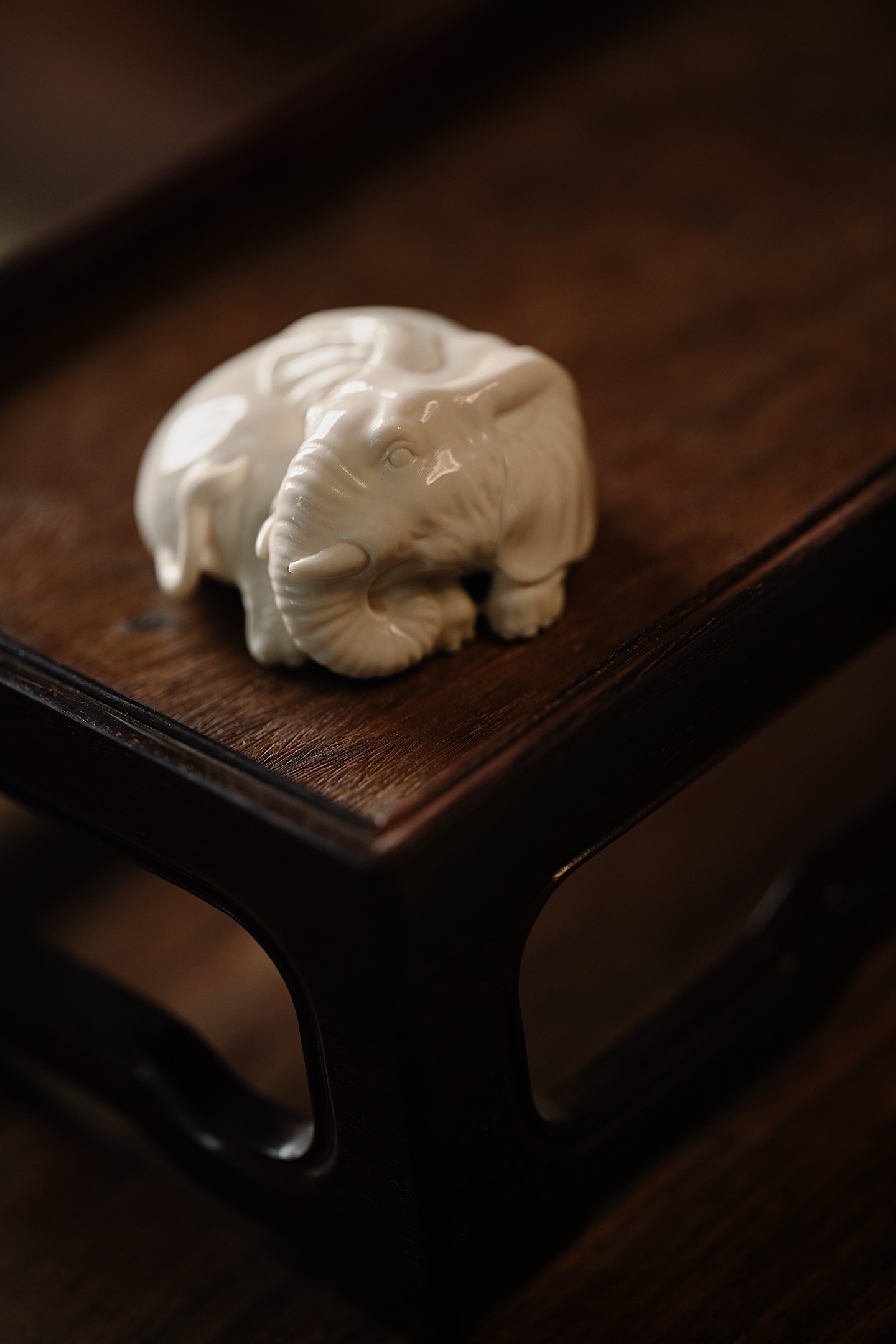 猛犸 | 一团吉象雕刻线条流畅圆润，肌理刻画入微，卧象象首饱满，长鼻卷曲，大耳舒