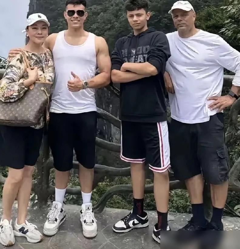 内娱是真没戏拍了？老戏骨史可深夜晒出全家福，两个混血儿子比她还抢镜。
洋老公把