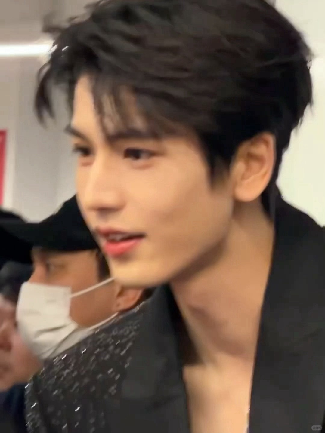 张凌赫联想扫楼路透，骨相好优越 ​​​