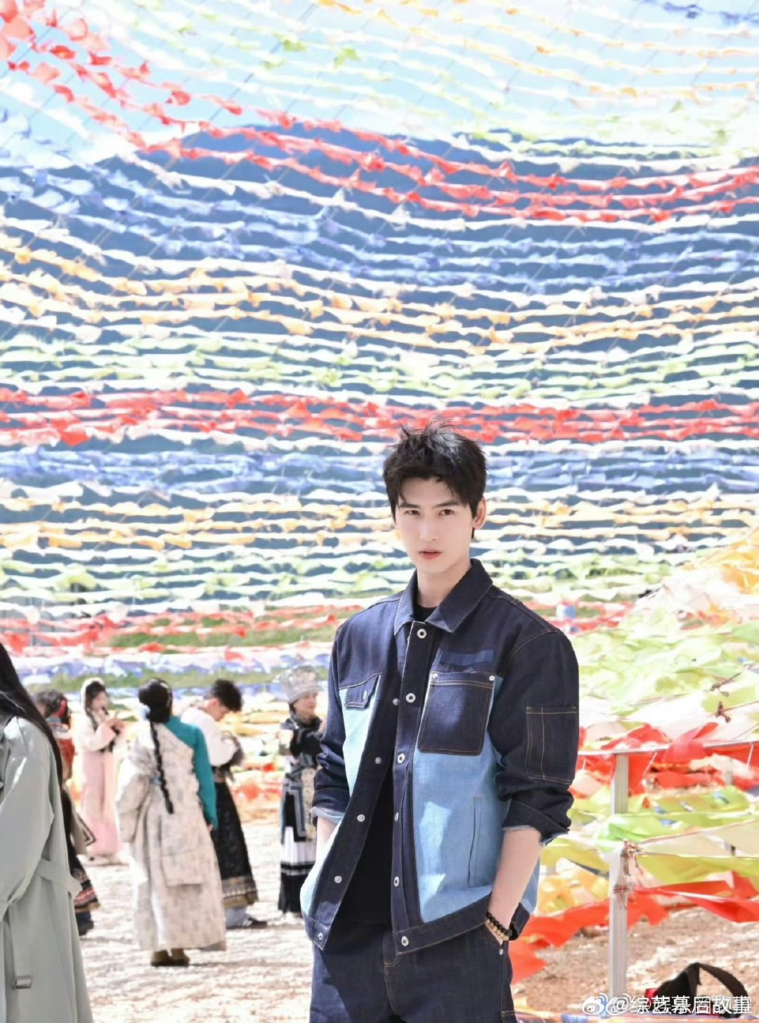 黄俊捷为角色剪短发黄俊捷为新戏剪短发，搭配适配季节气候的妆造，新角色氛围感已经有