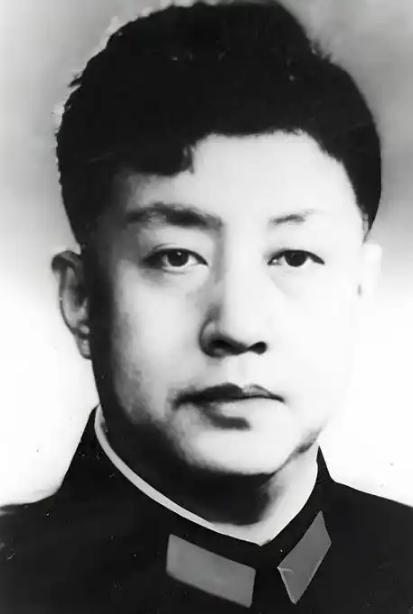 “1955年授衔，一位统领十万兵马的兵团司令，却没有获得一颗将星。”他一生未娶，
