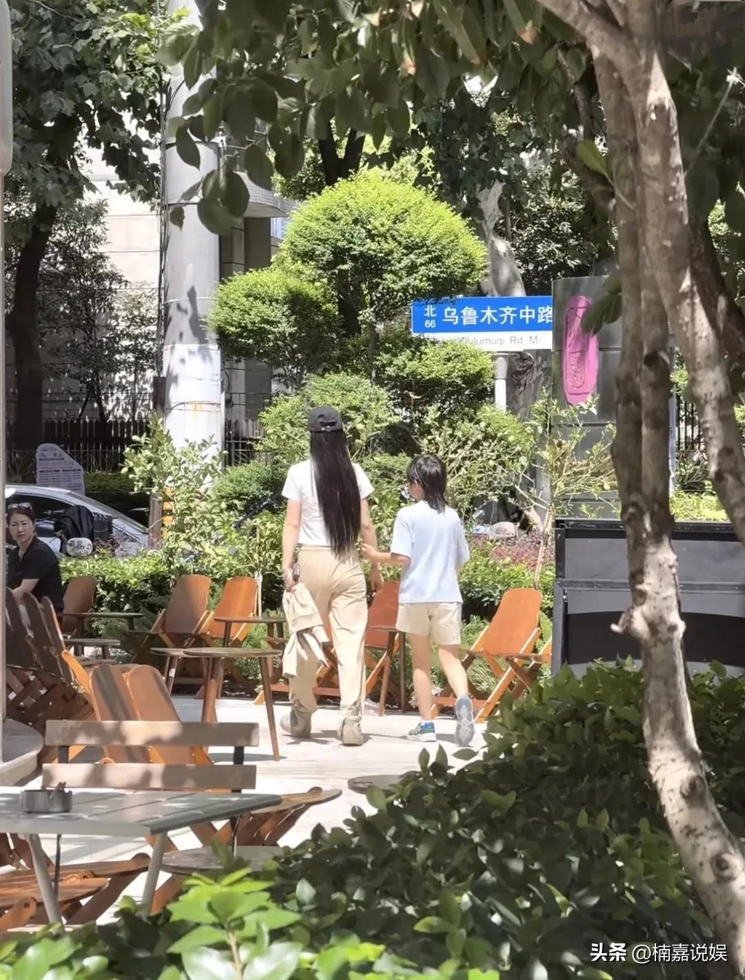 baby和儿子小海绵，在上海安福路逛街，母子俩手牵手一同前行，9岁的儿子长胳膊长
