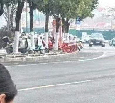 穿上花花绿绿的多巴胺毛衣，不仅暖乎乎还超上镜！走在街上都被这波可爱治愈了～产品全