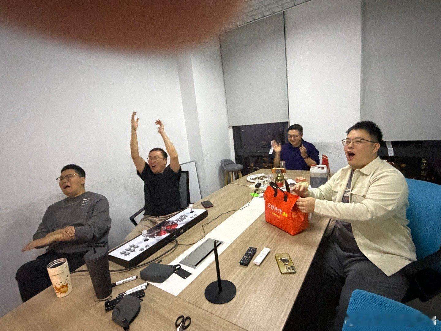 一节时间，兄弟们全站起来了...中国男篮vs日本男篮