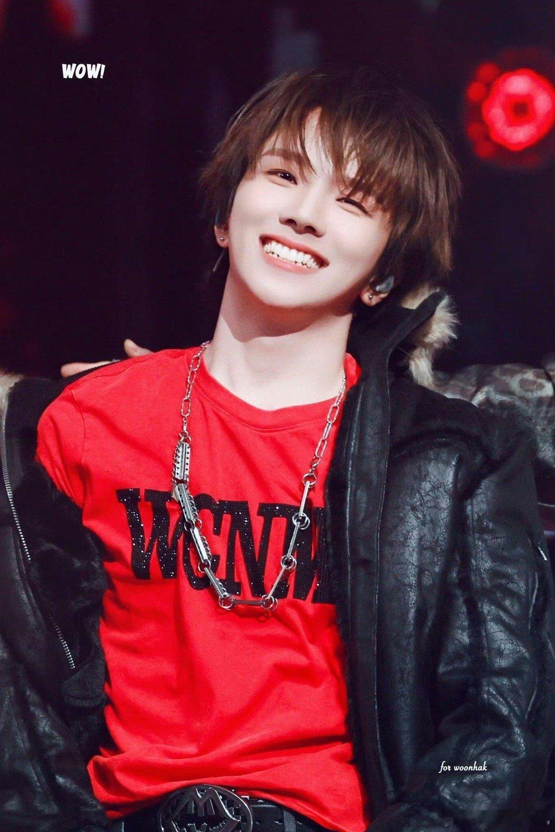 来个🇨🇳人给他解释一下衣服啥意思 