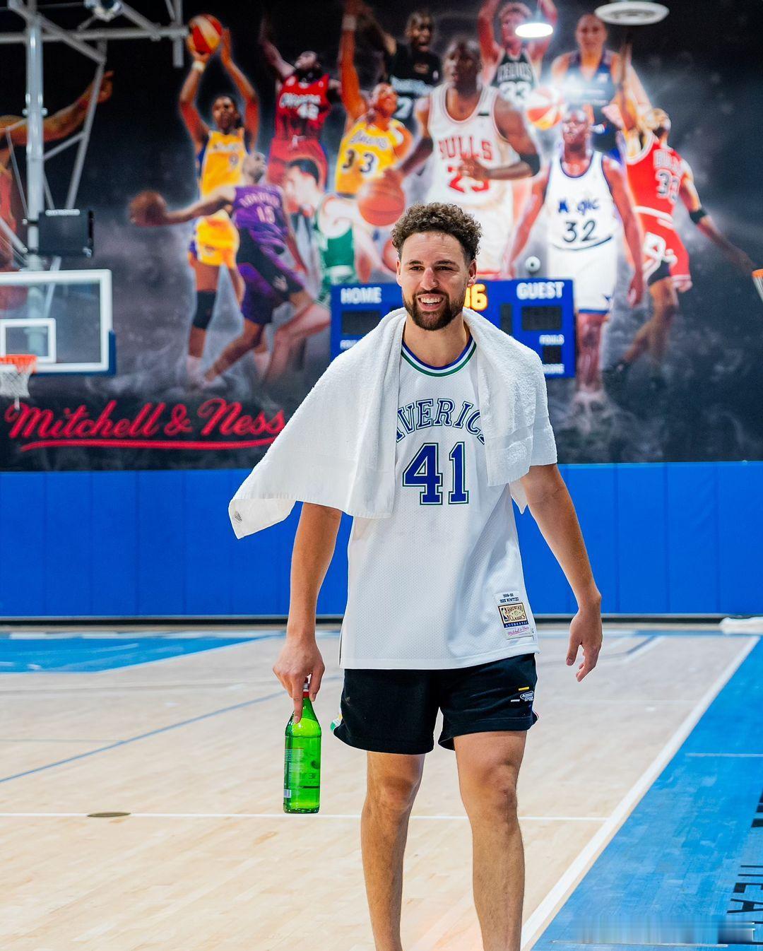 克莱上身小牛名宿诺维斯基的球衣#克莱被交易至独行侠##篮球热力一夏# ​​​