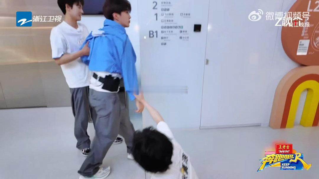 范丞丞躺地向张真源求饶奔跑吧 范丞丞这段求饶表演我给满分，从躺地到回忆过往一气呵