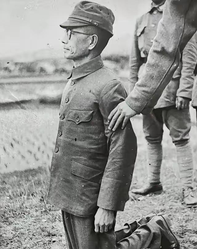 1947年，一个日军中将被执行枪决。然而，连中三枪他都没死。突然，监刑军官对开枪