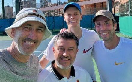 辛纳已经抵达都灵备战总决赛，他是第一位抵达的球员。不过在前往都灵前，他邀请了捷克