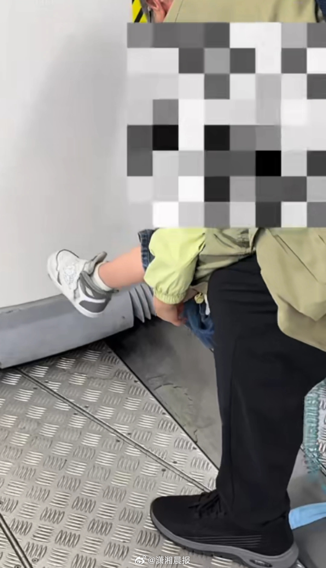 【#专家称小孩地铁小便有交叉感染风险#，#专家谈幼童出行兜不住尿怎么办#】4月2