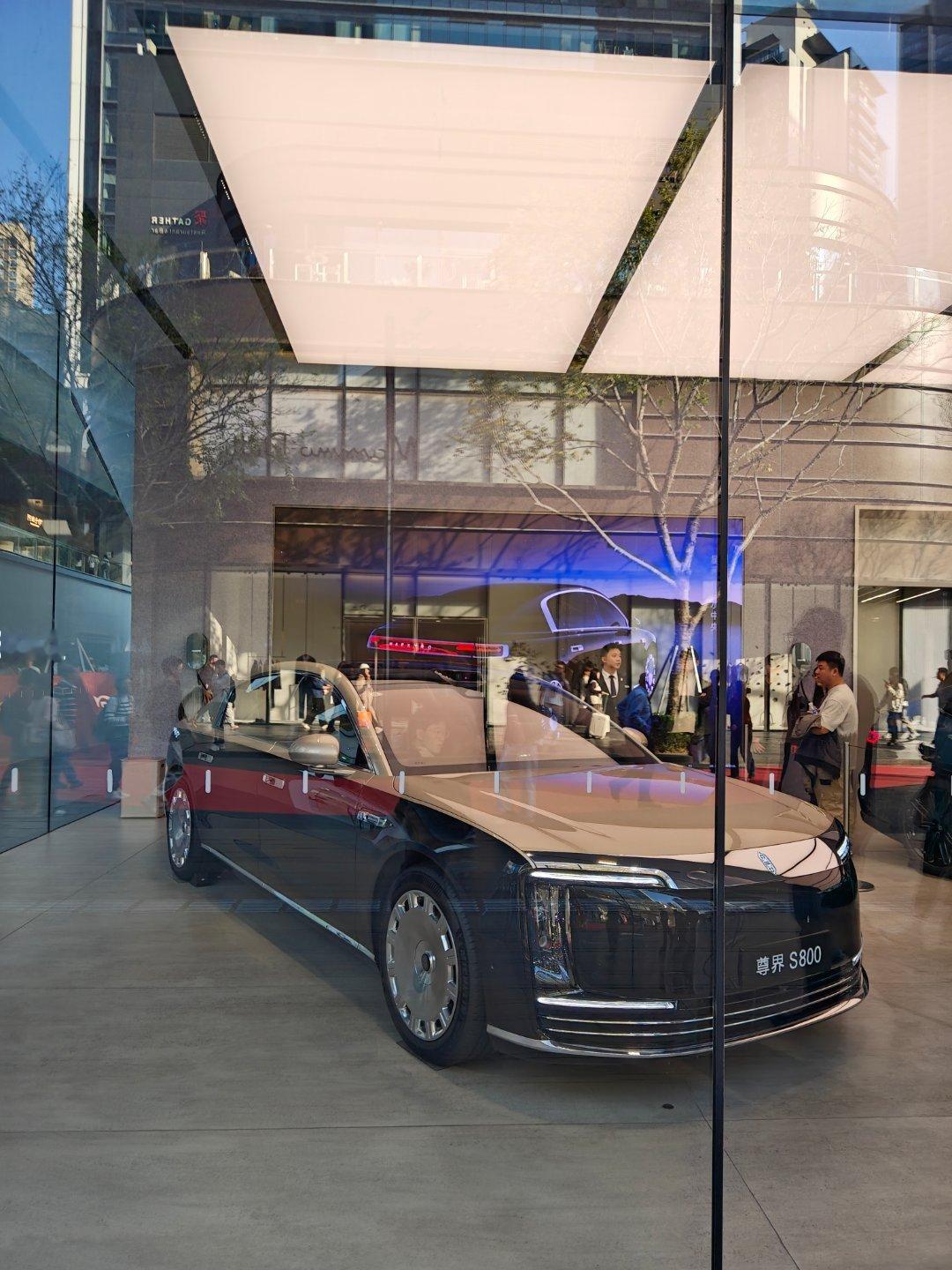 万象天地的华为店周末人流量太可怕，据说这里花一个亿租了几年，感觉还是值得的大v聊