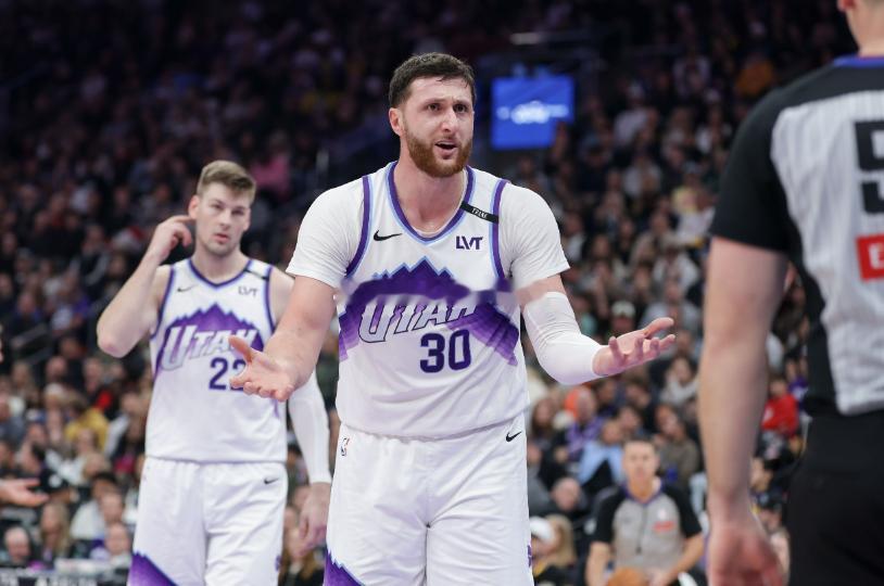 NBA常规赛继续进行，爵士主场迎战马刺。比赛进行到第四节时，爵士中锋努尔基奇已经