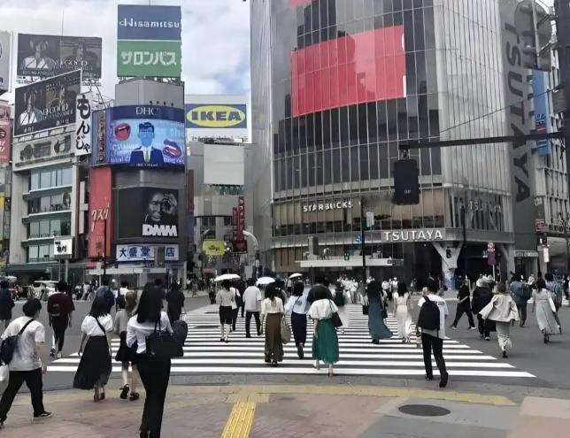 高市早苗这下知道疼了？中国游客“用脚投票”，日本上半年外国游客不增反降，这笔账，