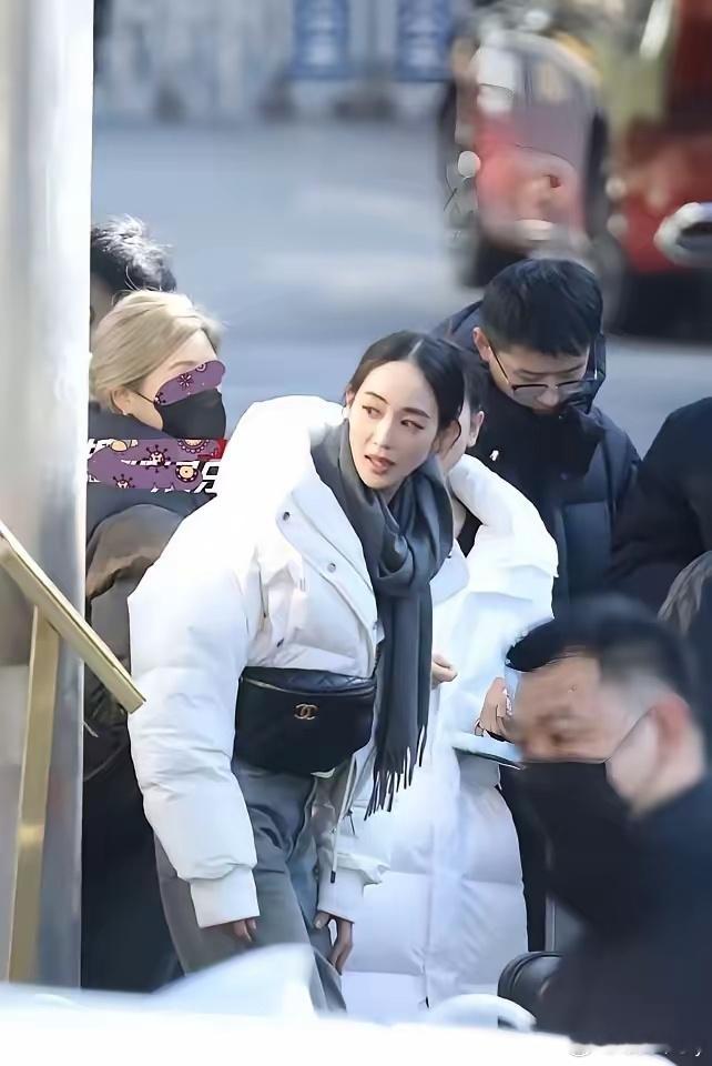 41岁的张钧甯，跑步跑了17年。央视春晚联排，她一身白，骨相清晰。这状态，不是一