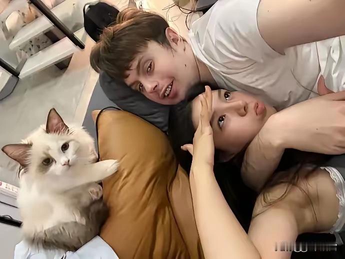 快醒醒吧！女孩们
外籍英语老师在外网发言：“白人即使有自闭症，也很受欢迎。”太炸