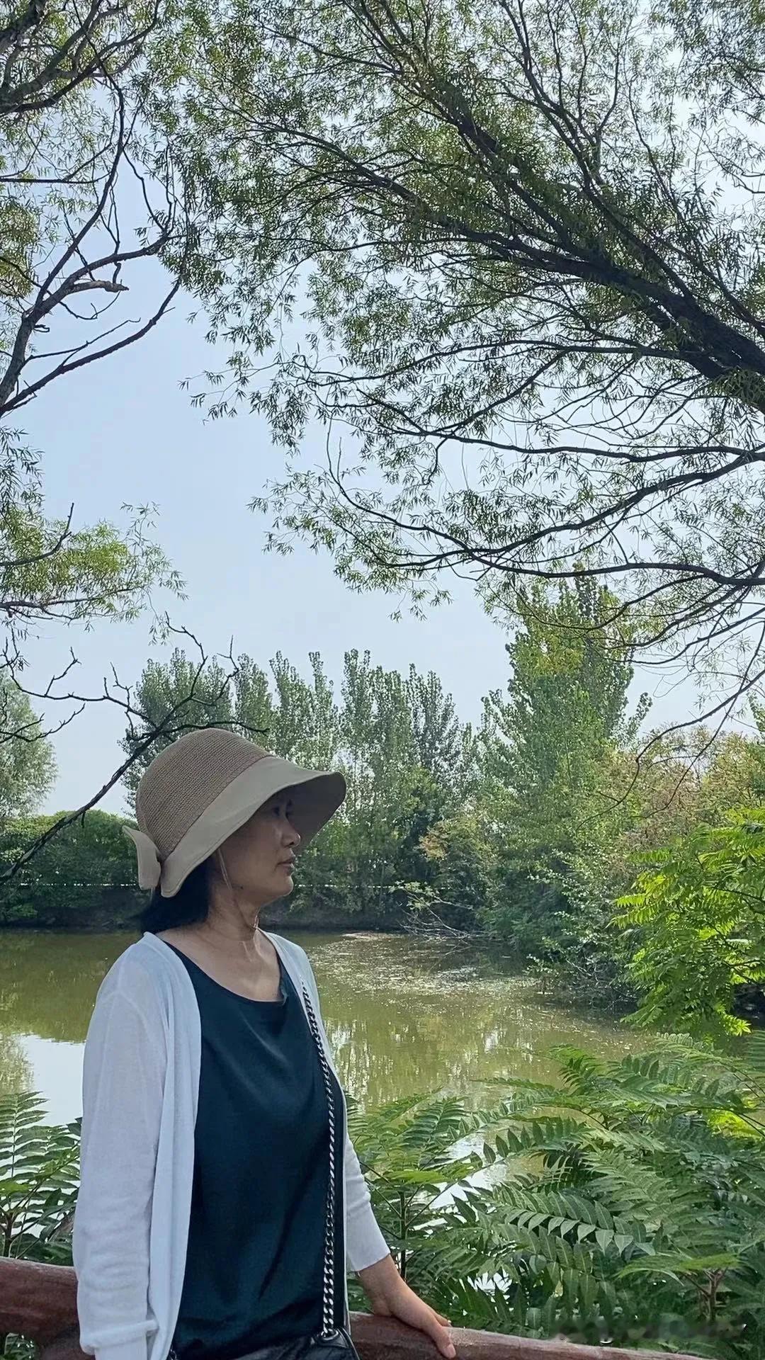 二四年夏天，买了一条比较满意的裙子，心想什么时候能去拍几张照片留念呢，老公知道我