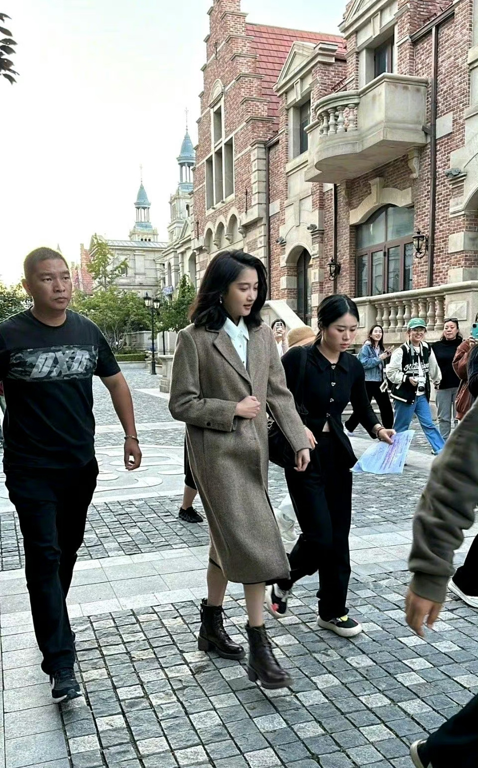 关晓彤现在这气质感觉找她演妈妈也不过分吧？ ​​​