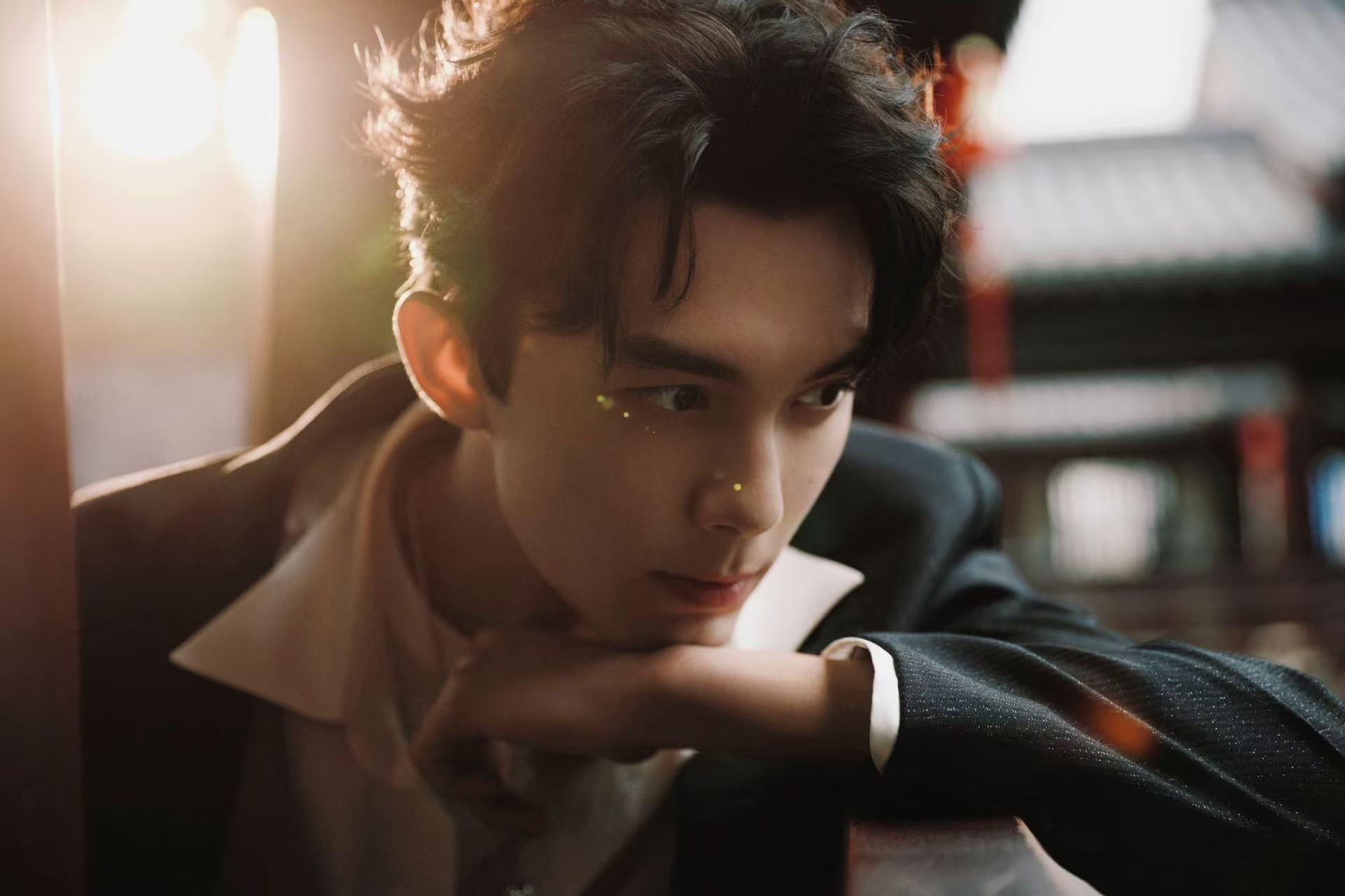 又被吴磊这波西服造型帅到了。报喜鸟三十周年庆典的造型简直就是一波生图美学！出发照