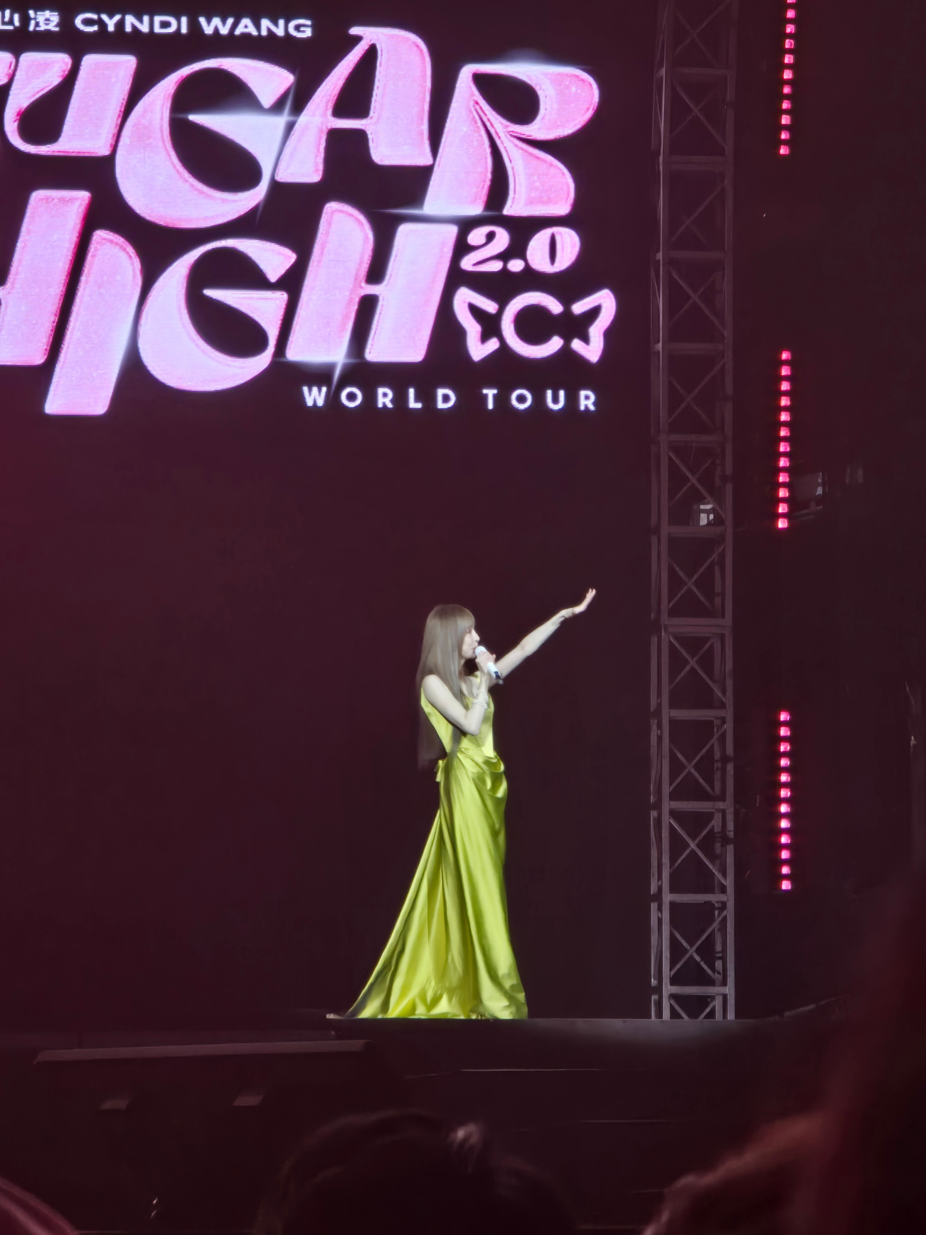 以前一直觉得王心凌就是粉色的，无论她穿着何种颜色的衣服，即便她唱着苦情歌，但内里