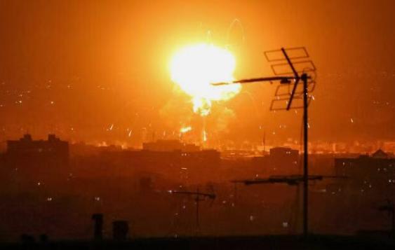 中东打出新高度了，以色列和伊朗直接玩上互相掐脖子了！

你一拳，我一脚，两边这回