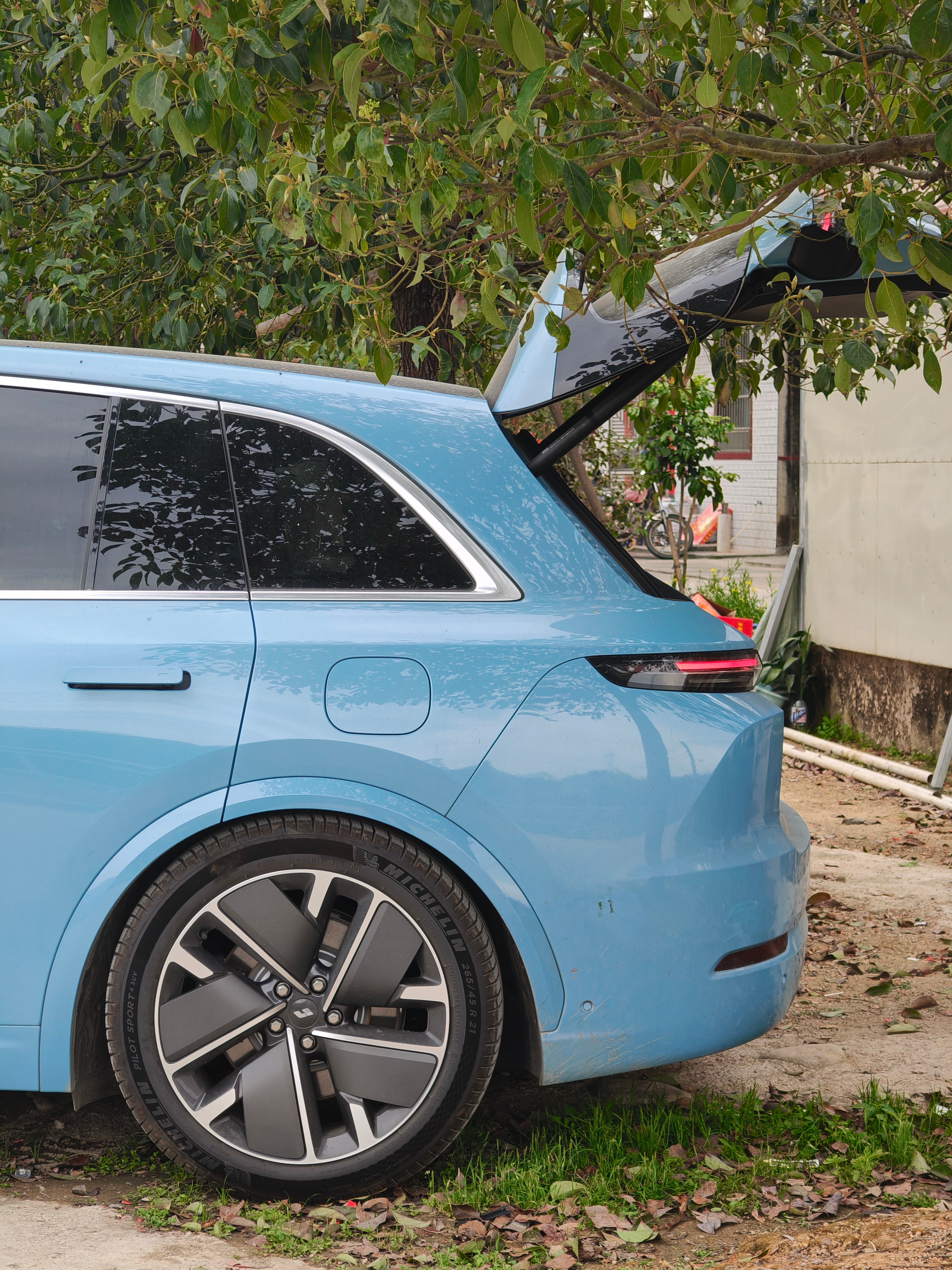 带空悬的 L 系列车型都有便捷取物功能，也就是打开后备箱时自动降低后悬高度，让后