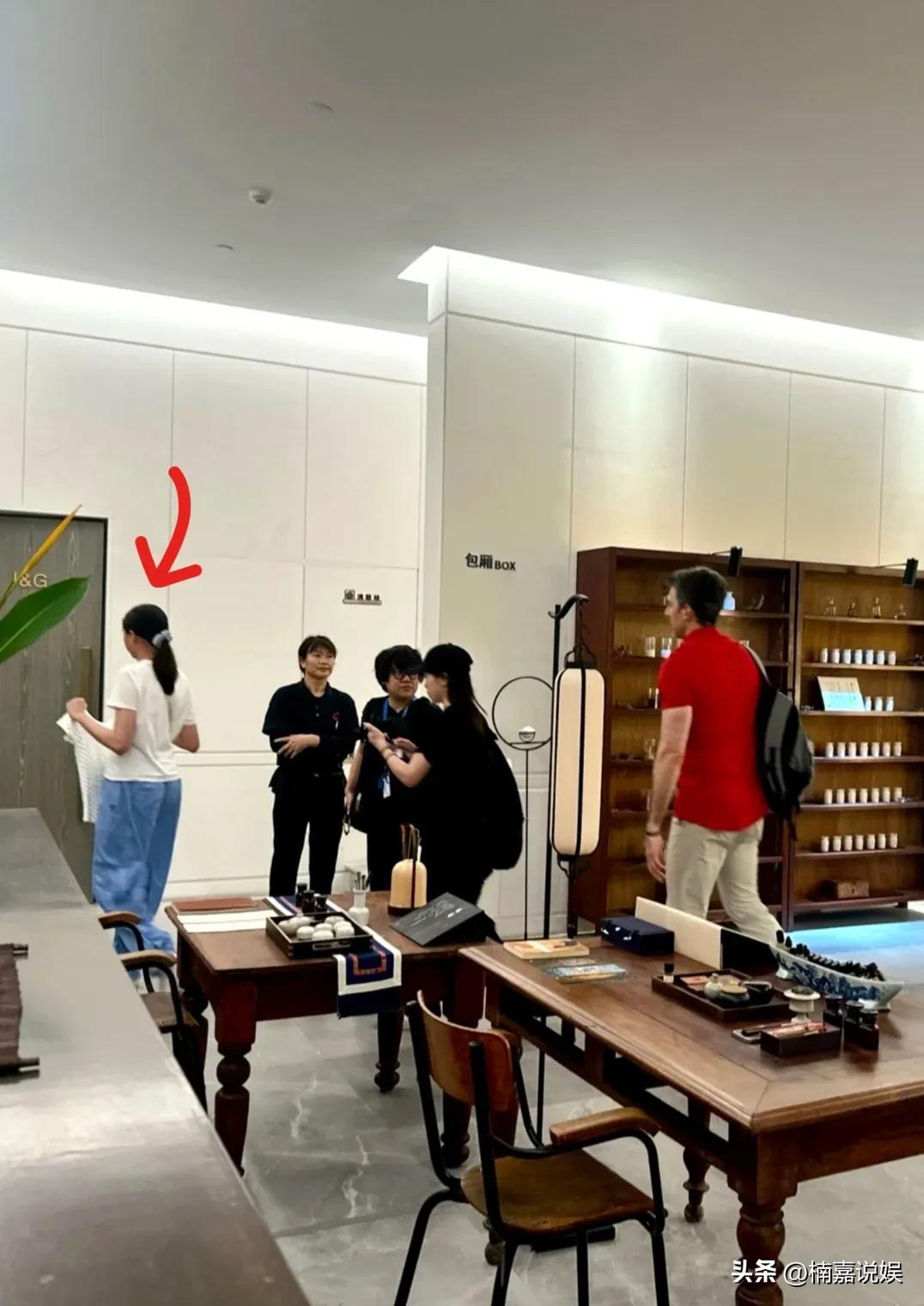 梁咏琪现身上海首次出演话剧，老公和女儿到现场支持，她11岁的女儿身高惊人啊，估摸