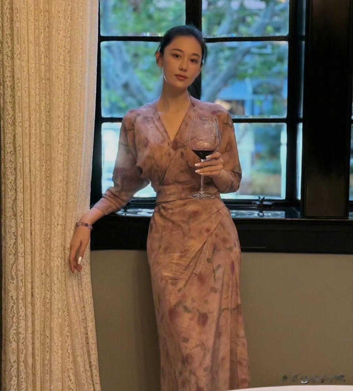 自从结婚后，张馨予逆风翻盘。
她的对家几乎消失，只能在边缘活动，连最近生日都没什