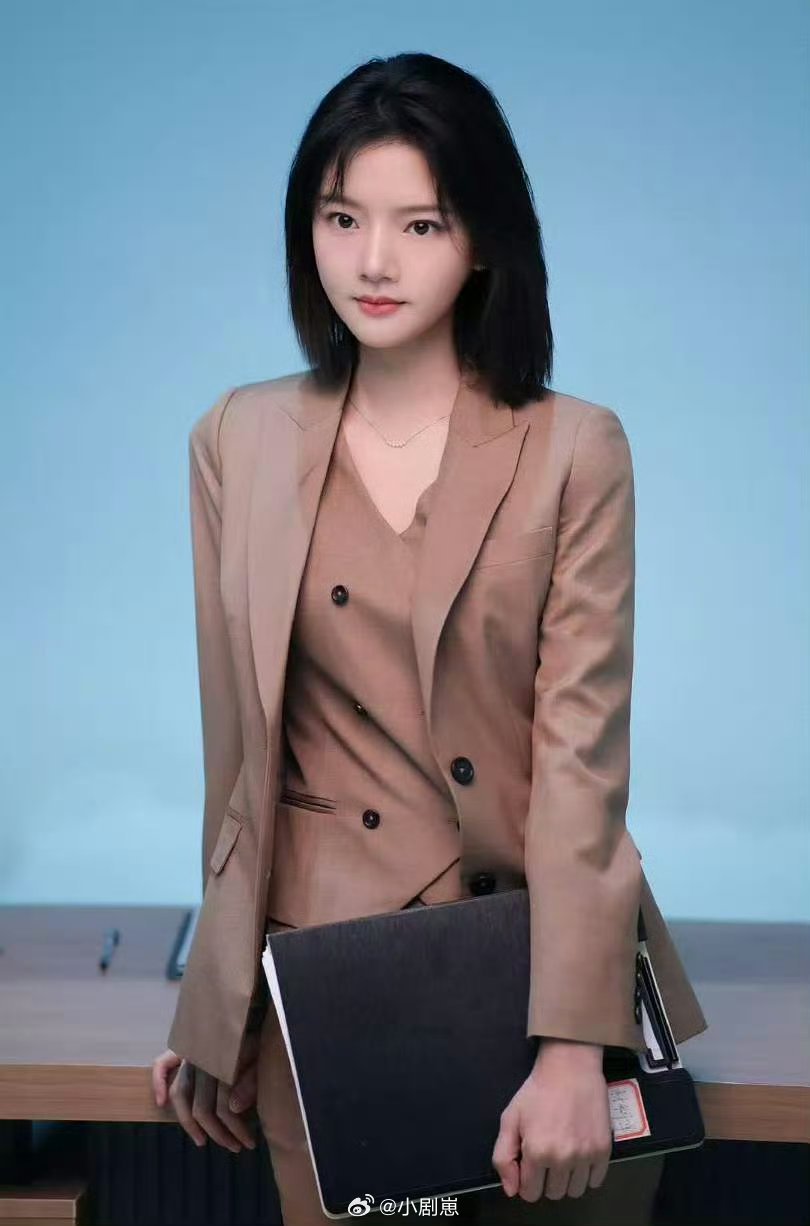 我想象中我上班就任敏这样 谁懂啊！任敏新剧《家事法庭》里的律政造型太真实了，干练