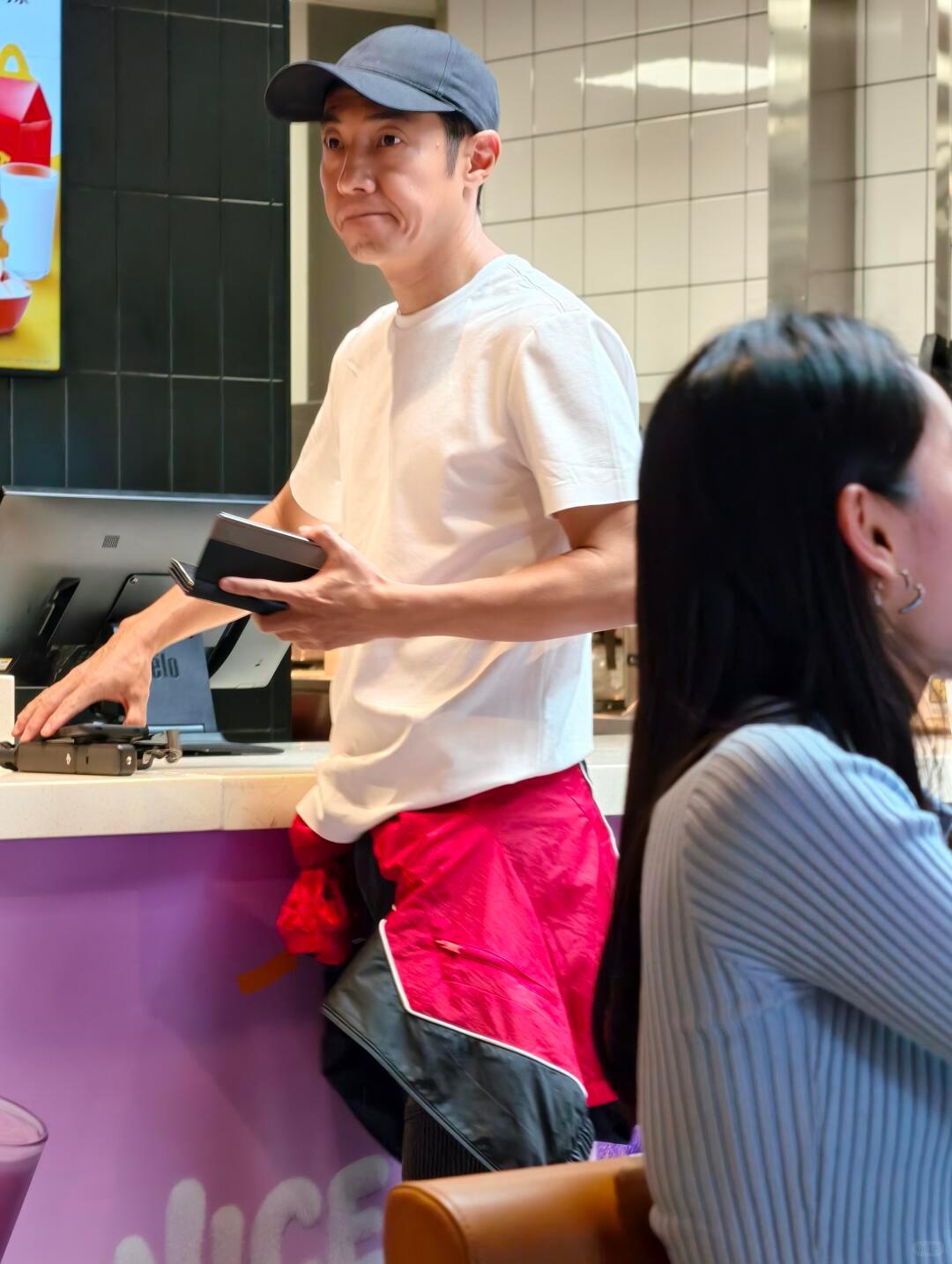 撒贝宁每次被偶遇都在带娃 路人在朝阳公园偶遇撒贝宁专心遛娃，不得不说撒老师私下画