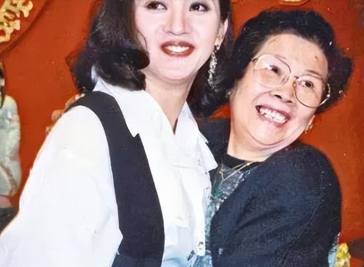 2003年，梅艳芳去世，留下了2亿遗产，在葬礼上她的母亲一脸开心，坐等拿到遗产，