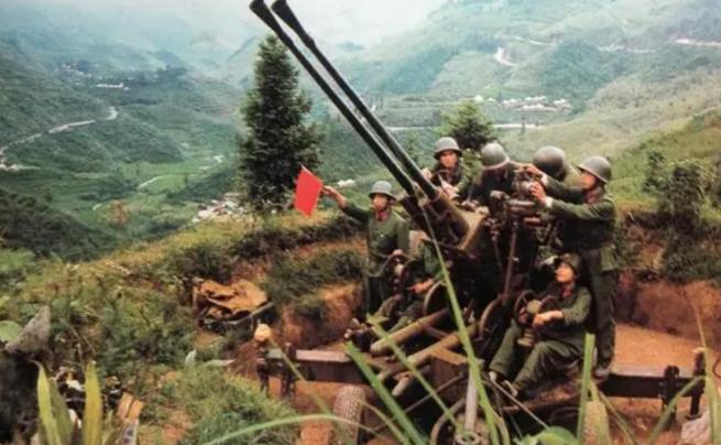 1984年，十万越南军队压境，小平同志直接下令炮击，让越军没想到的是，几个月后他