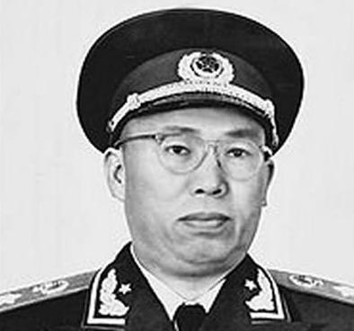 1942年，八路军战士在洗衣服，罗荣桓偶然路过，看到一名战士用石头当搓板，拿着衣