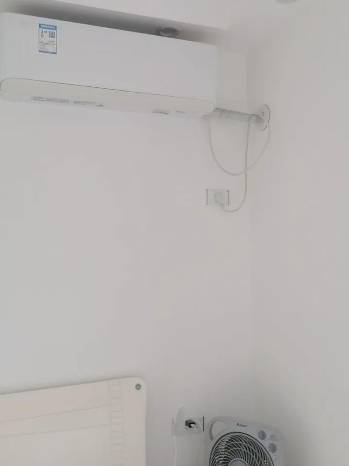 夏天最热的时候来了，估计大家都会开空调了，开空调要不要在房间里放一盆水呢？

你