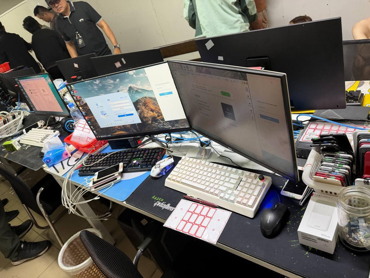 金边警方昨日下午突袭了森速区的金边曼都酒店，逮捕了49人，缴获687部手机和大量