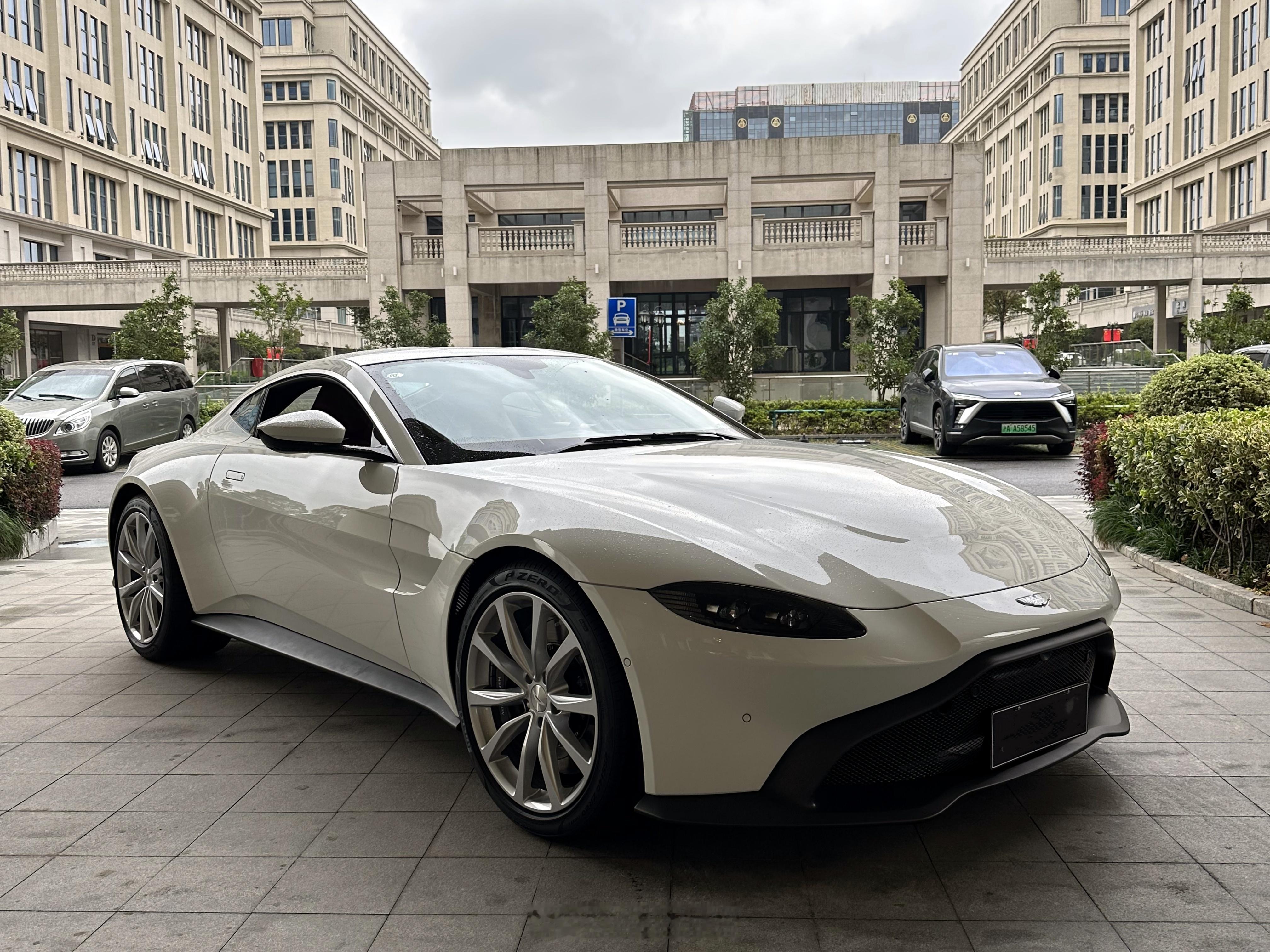 阿斯顿马丁Vantage Coupe 月光白/高贵红现车含消费税配置总价202.