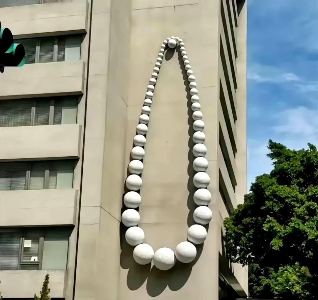 自从大S离世后，汪小菲台北酒店外墙上的佛珠装饰也随之走红，不少网友好奇佛珠是不是