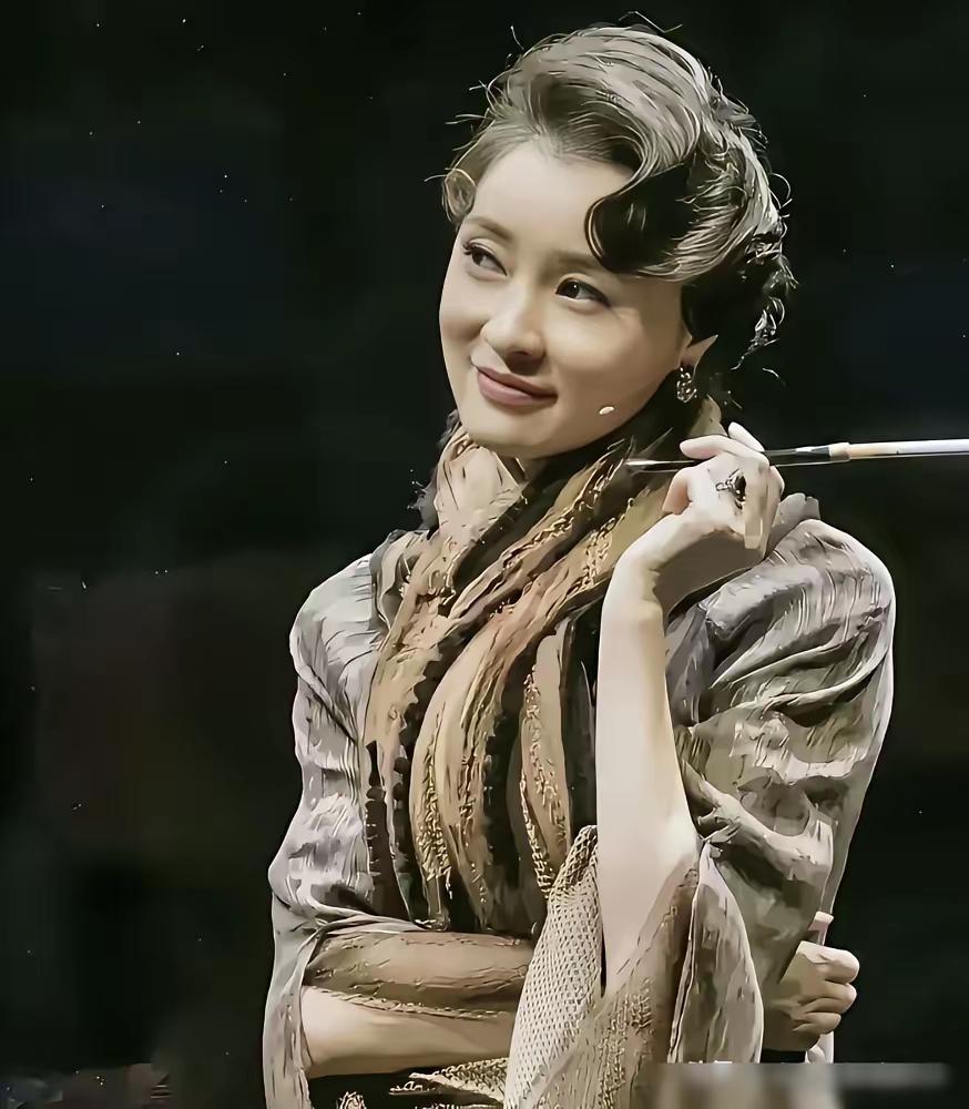 太狠了，上海红毯吴越直接把桌子掀了。其他女星挤破头露肤抢镜，她倒好，一身黑布把自