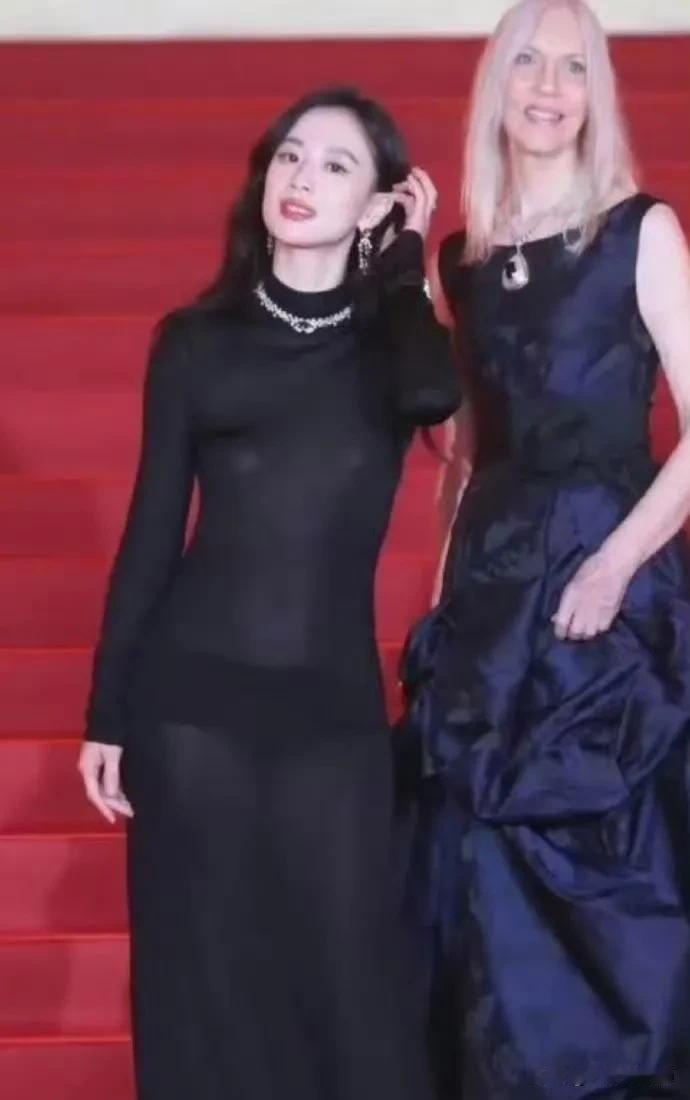 李梦这么大胆！第一眼都没看出来，衣服这么透？不过，还真别说，身段很有味道！年纪是