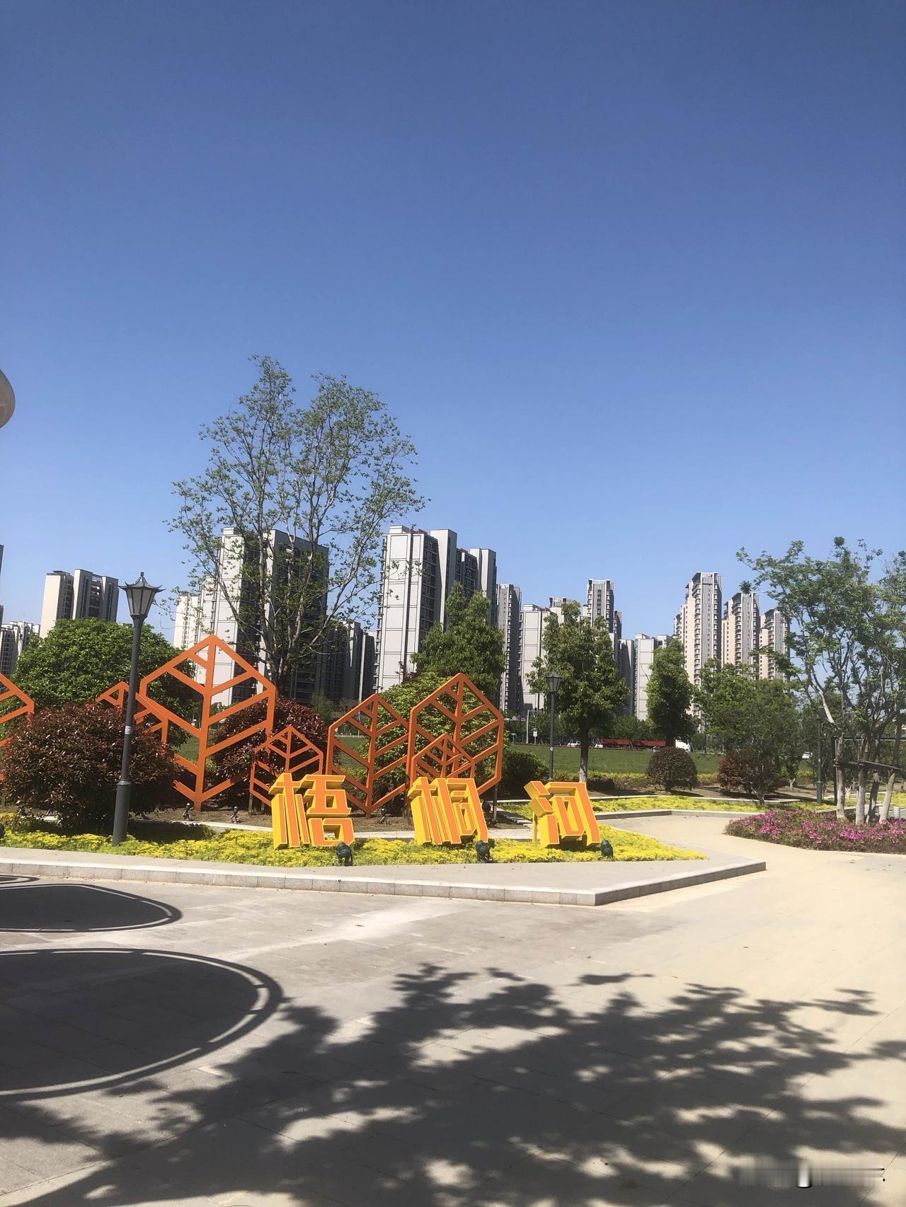 这儿没什么大道理，只有新鲜菜、热闹声。挑几样刚出锅的熟菜，手机放首歌，左手是烟火