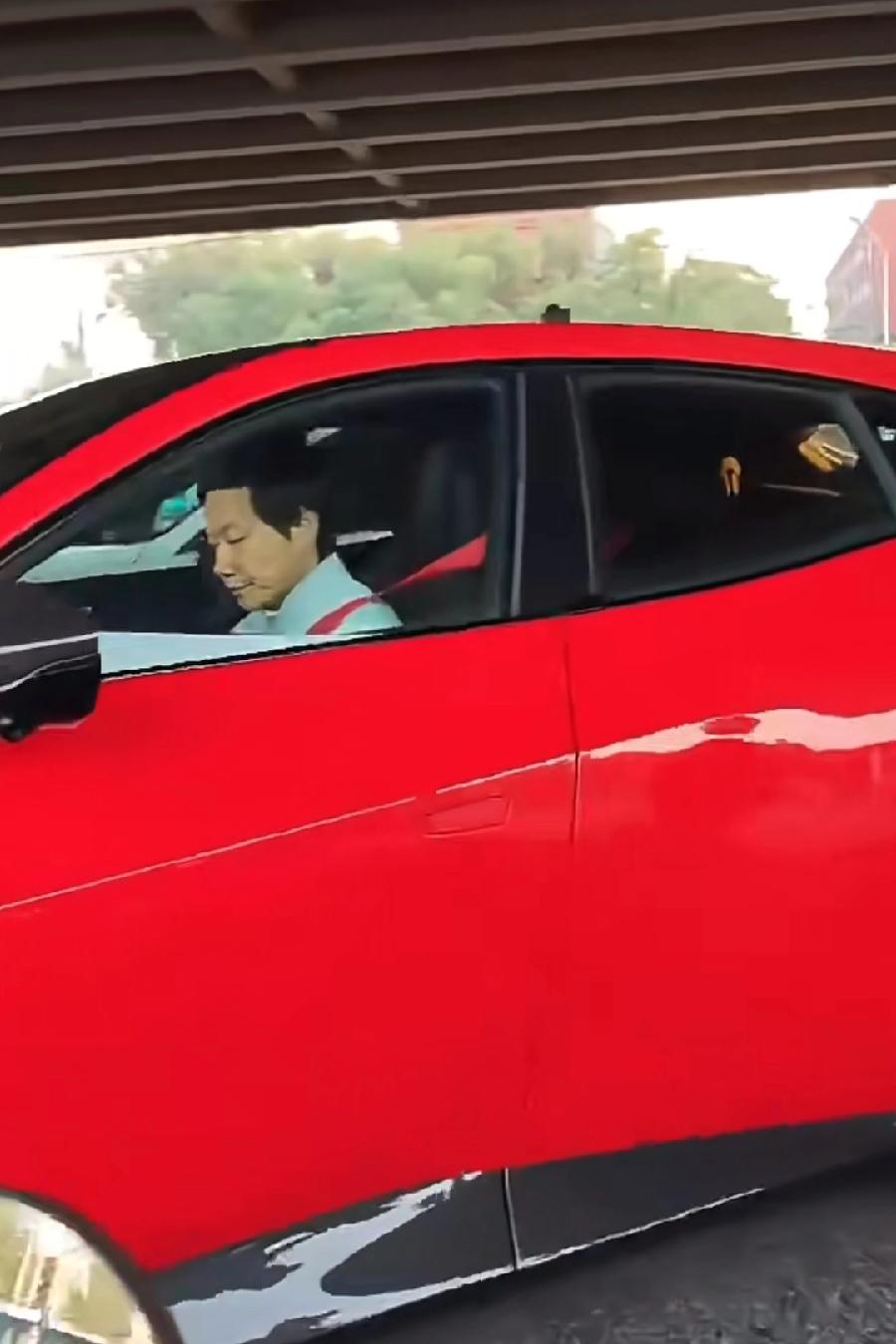 作为一个成功男人，雷军是非常喜欢豪车的，根据网上统计他最少有十辆豪车，但最喜欢的