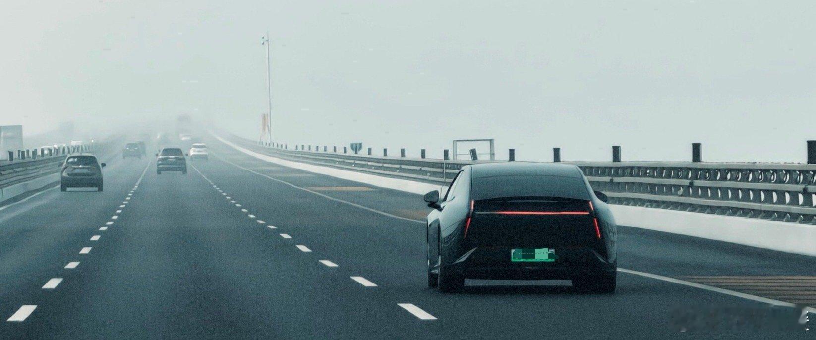 早晨胶州湾大桥的雾和开着小鹏P7赶路这电影感是不是拉满了🎬 