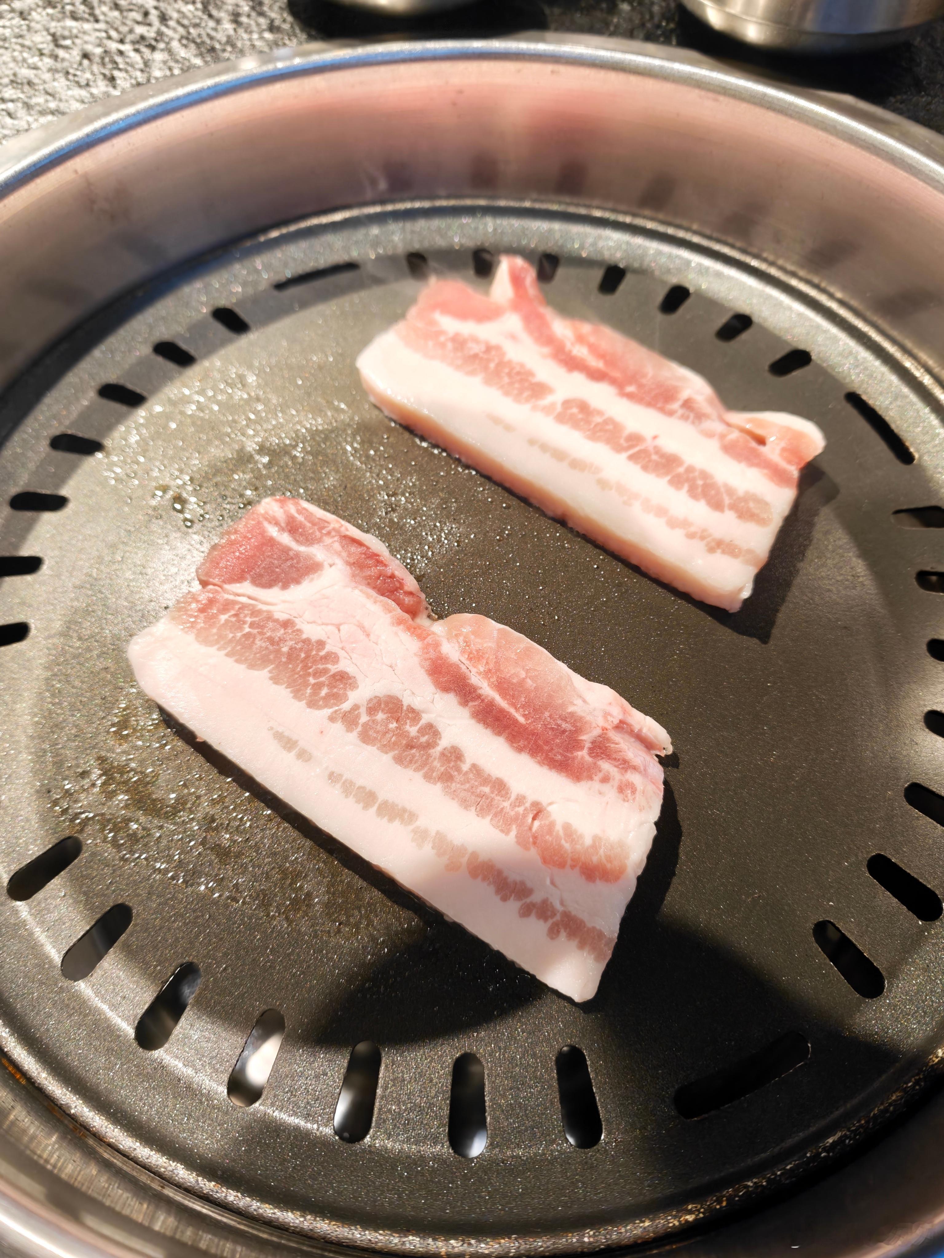 绘食小筑我的美食日记不可辜负的美食 周末，吃个烤肉～好喜欢最爱猪五花蘸山葵酱，包